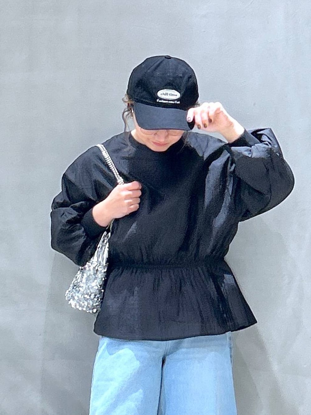 ブルー系のデニムパンツ、ブラック系のスウェット、その他のショルダーバッグを着用したレディースの冬コーディネートの3枚目の写真