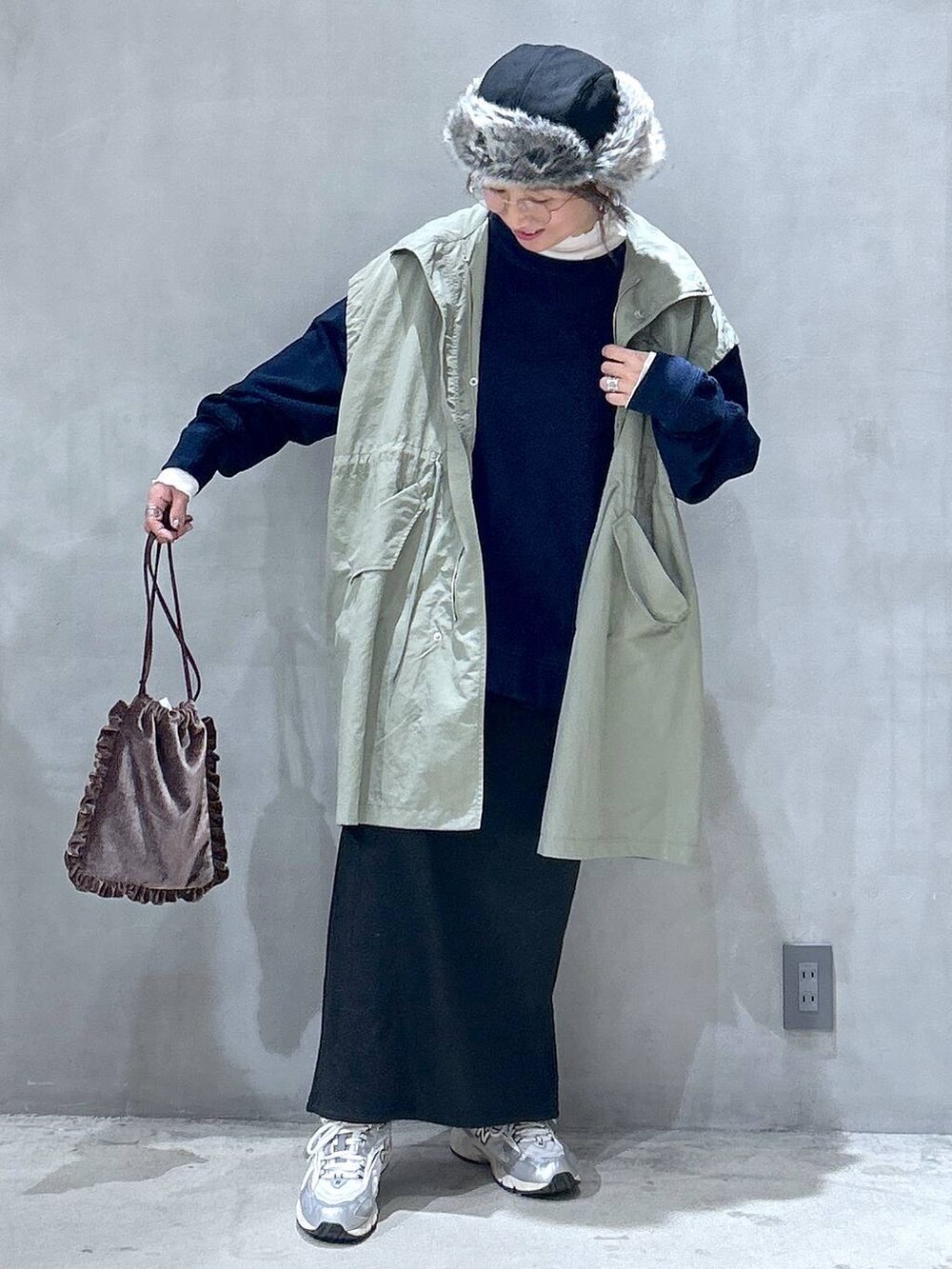 「シンプルコーデ、体型カバー、ベーシック/シンプル、ゆったり、メガネ、LAKOLE、着痩せ・細見え、カジュアル、ママコーデ、着痩せ、スニーカー、niko and ...、低身長、バッグ、コート」｜「niko and...の【New Balance(ニューバランス)】ML725（スニーカー、グレー系）」を使った、asamiさん（レディース・155cm）の秋コーディネートの5枚目の写真