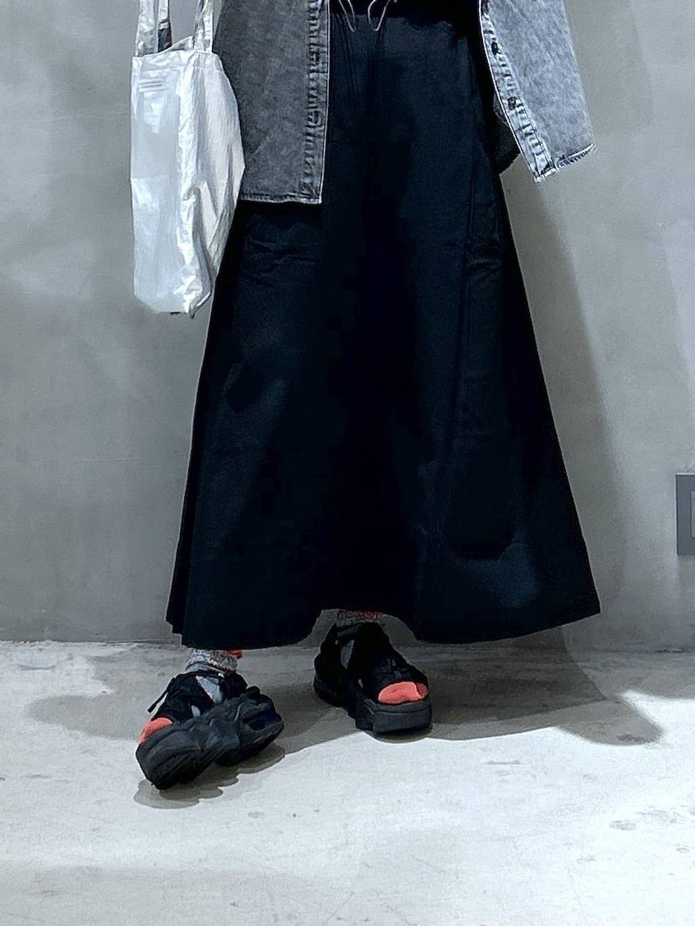 ブラック系のスカート、ブラック系のシャツ/ブラウス、その他のエコバッグ/サブバッグを着用したレディースの夏コーディネートの3枚目の写真