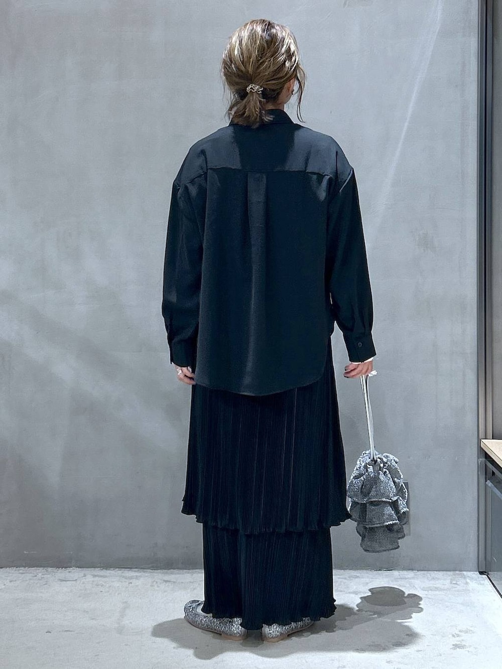 シルバー系のパンプス、ホワイト系のTシャツ/カットソー、ブラック系のシャツ/ブラウスを着用したレディースの春コーディネートの2枚目の写真