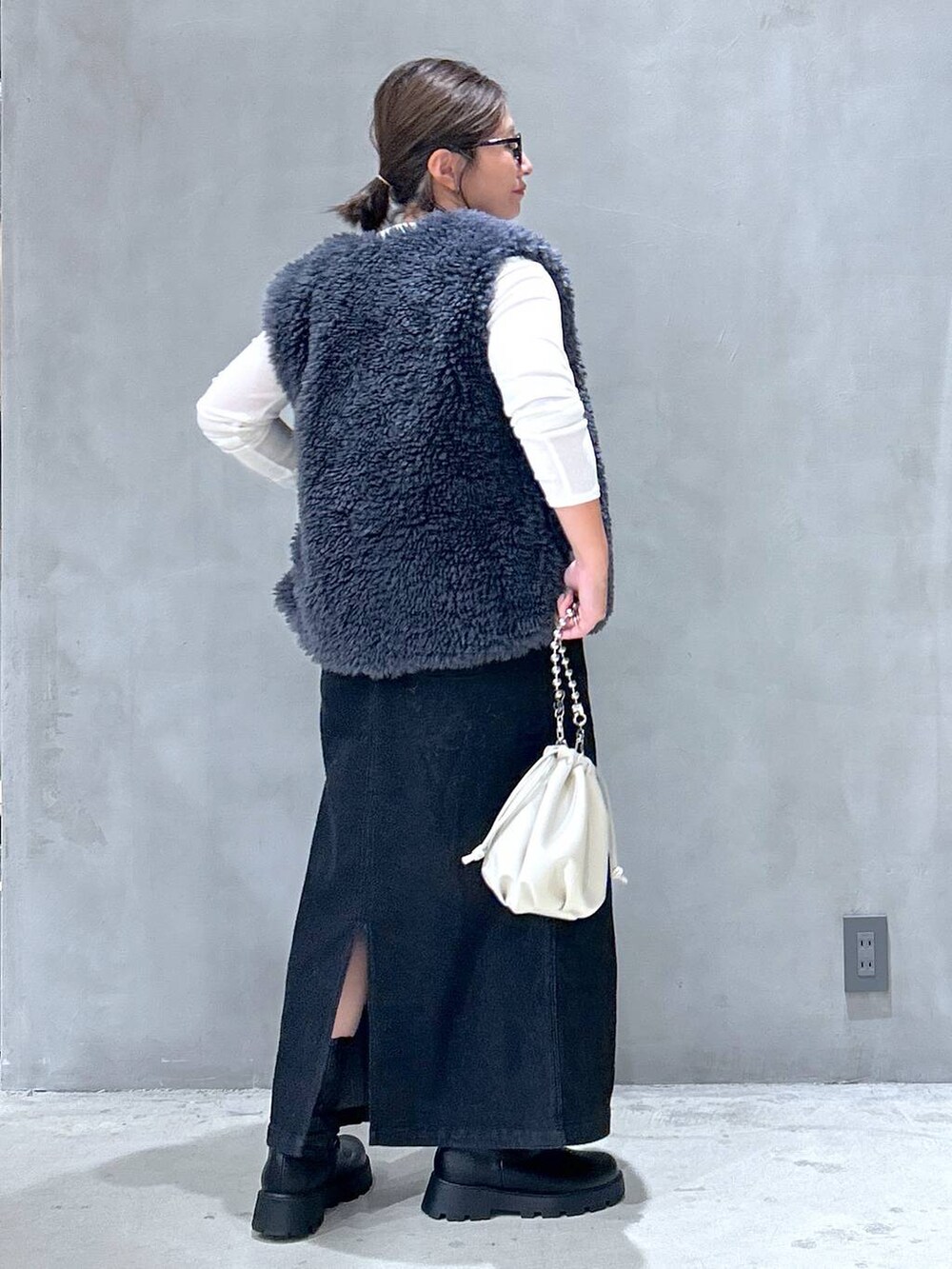 「体型カバー、ベーシック/シンプル、カジュアル、ママコーデ、着痩せ、ゆったり、メガネ、LAKOLE、着痩せ・細見え、シンプルコーデ、ワンピース、低身長、デニムワンピース、ブーツ」｜「LAKOLEのデニムジャンスカ / 102219（ジャンパースカート、グレー系）」を使った、asamiさん（レディース・155cm）の秋コーディネートの2枚目の写真