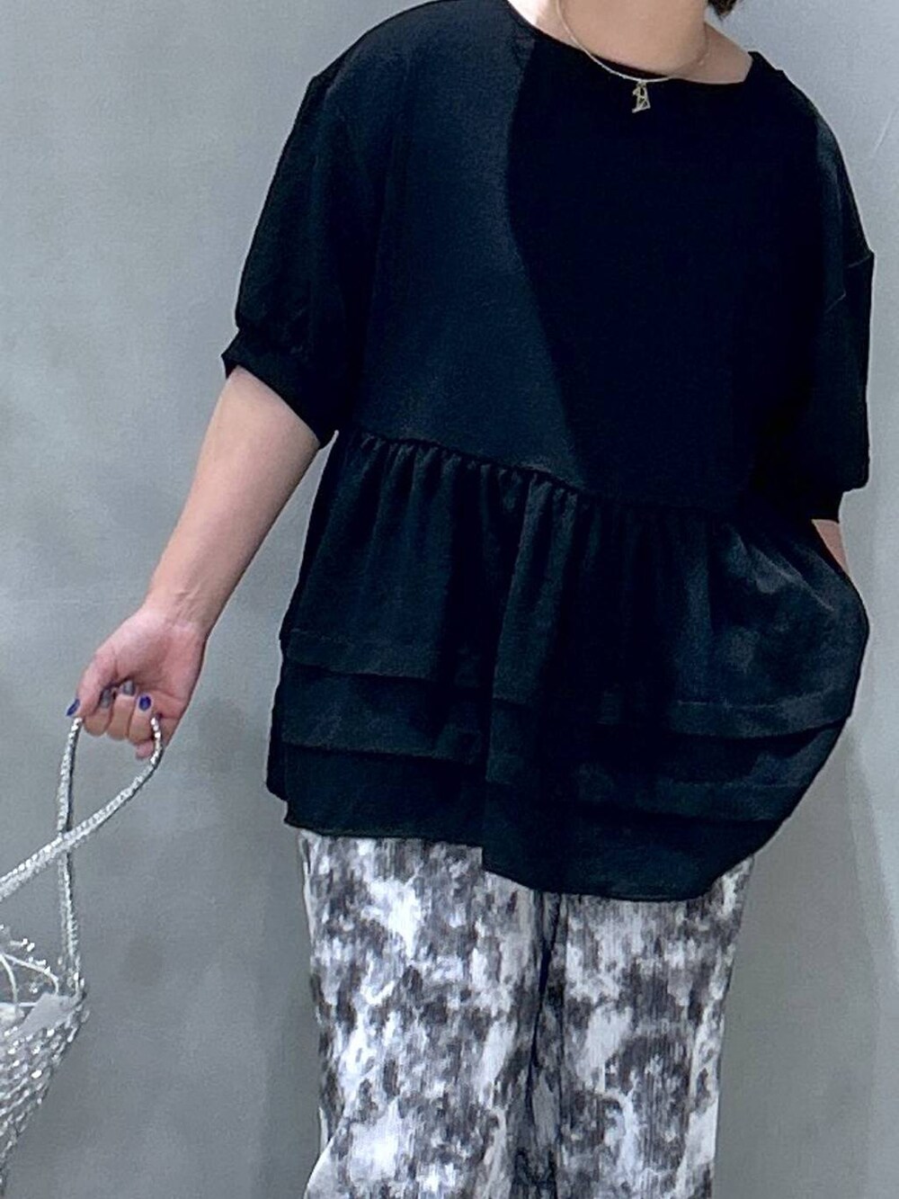 シルバー系のかごバッグ、グレー系のその他パンツ、その他のサングラスを着用したレディースの春コーディネートの2枚目の写真