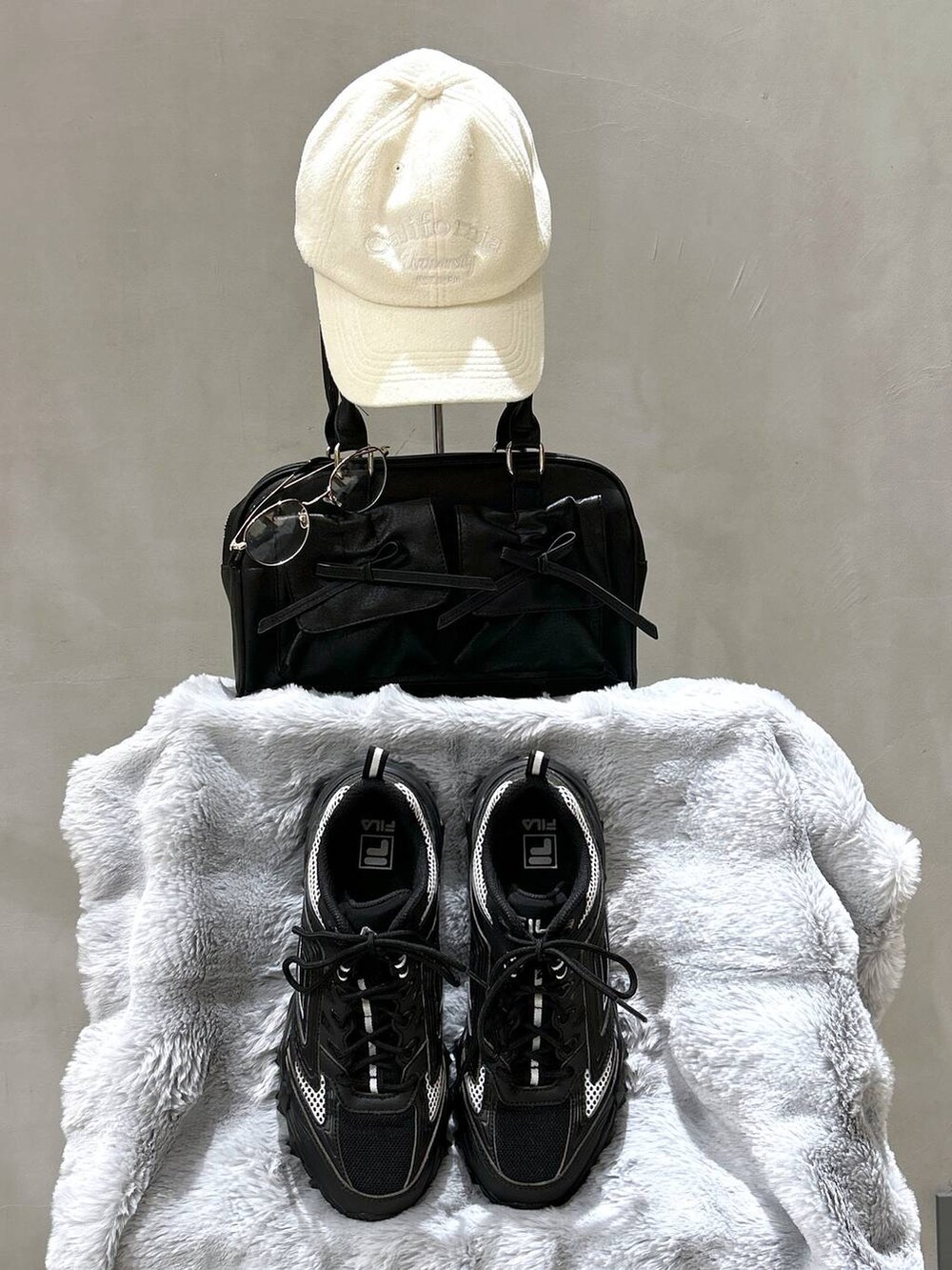 ブラウン系のステンカラーコート、グレー系のスニーカー、その他のショルダーバッグを着用したレディースの秋コーディネートの5枚目の写真