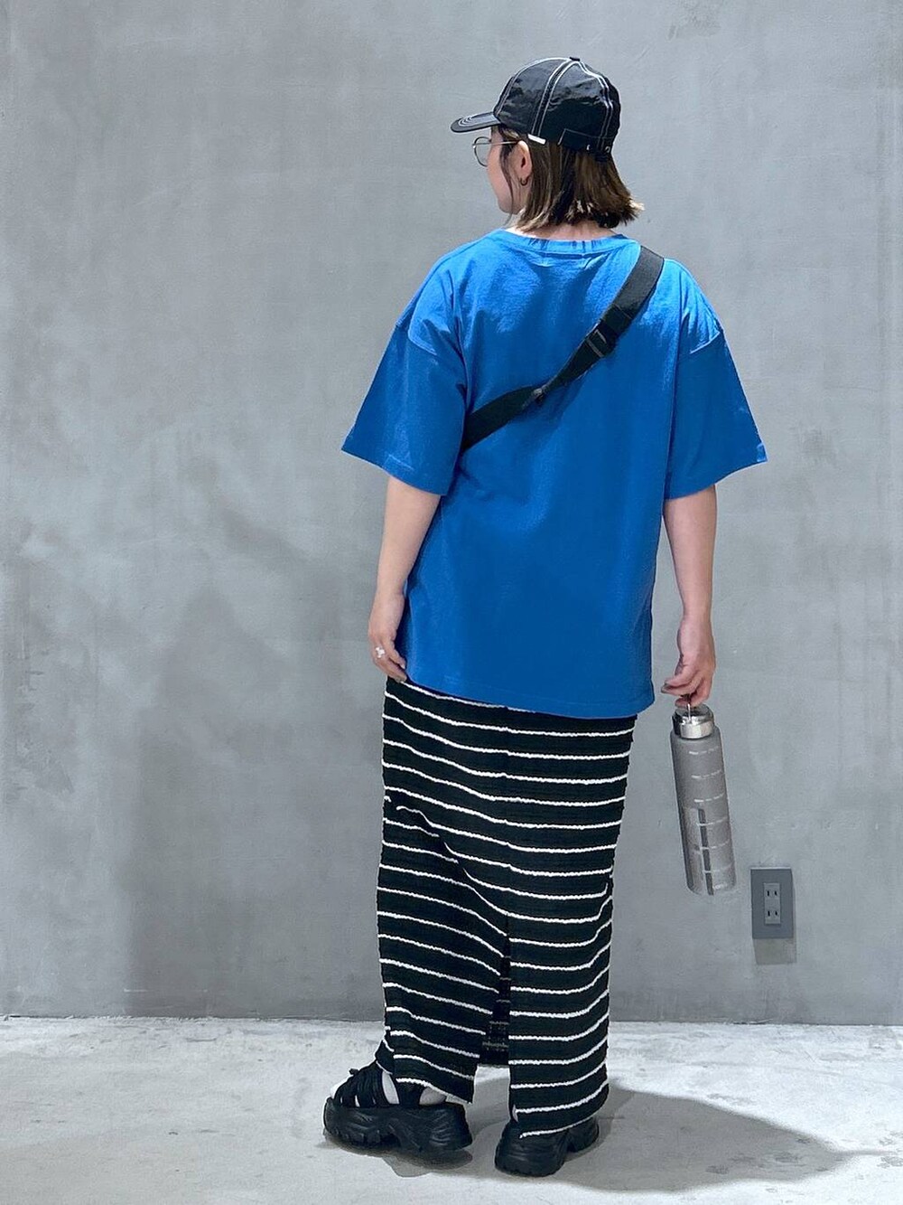 「Tシャツ、スカート、ソックス、LOWRYS FARM、体型カバー、ベーシック/シンプル、カジュアル、ママコーデ、低身長、着痩せ、ゆったり、メガネ、LAKOLE、着痩せ・細見え、シンプルコーデ」｜「LOWRYS FARMのラインソックス 136308（ソックス/靴下、レッド系）」を使った、asamiさん（レディース・155cm）の春コーディネートの2枚目の写真