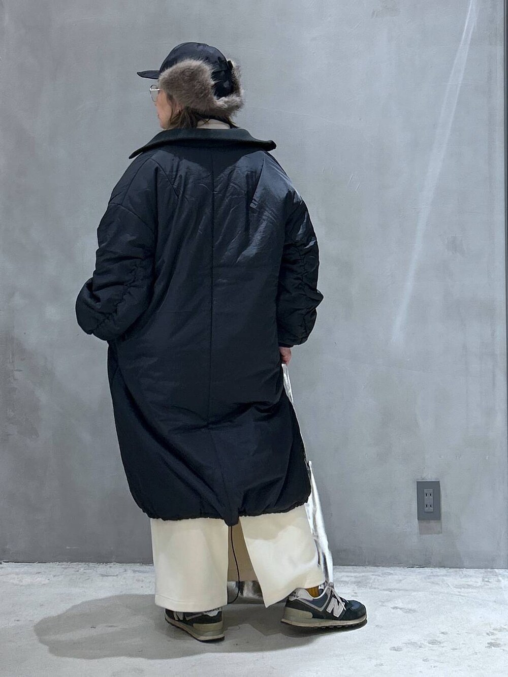 ブルー系のその他アウター、ホワイト系のスカート、ブラック系のミリタリージャケットを着用したレディースの冬コーディネートの2枚目の写真