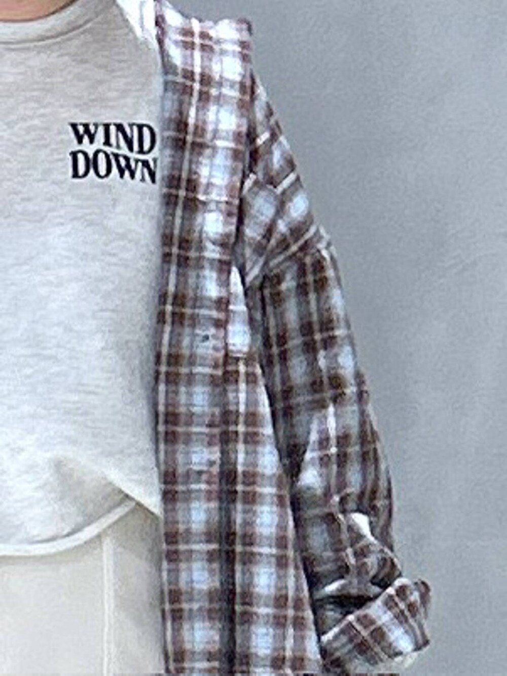 ベージュ系のスウェット、ブラウン系のシャツ/ブラウス、ホワイト系のスカートを着用したレディースの冬コーディネートの2枚目の写真