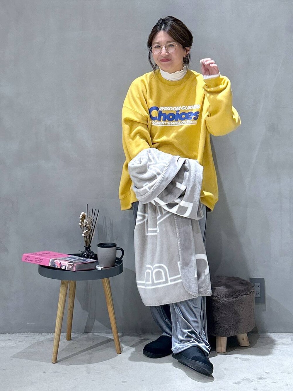 ベージュ系のTシャツ/カットソー、ブラック系のスニーカー、グレー系のその他パンツを着用したレディースの秋コーディネートの2枚目の写真