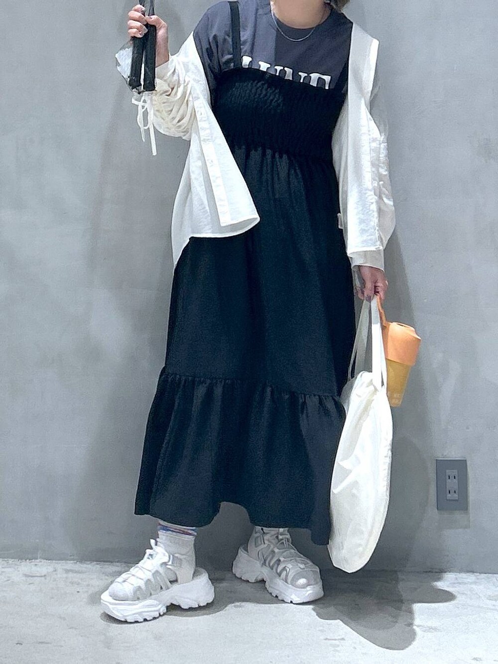 ホワイト系のシャツ/ブラウス、グレー系のTシャツ/カットソー、ブラック系のワンピースを着用したレディースの春コーディネートの5枚目の写真