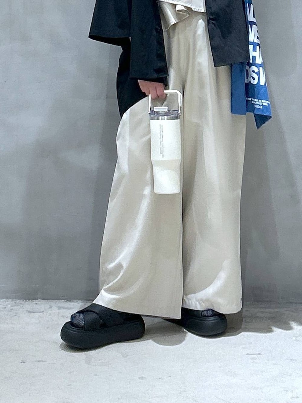 ブラック系のサンダル、ブルー系のトートバッグ、ベージュ系のつなぎ/オールインワンを着用したレディースの夏コーディネートの4枚目の写真