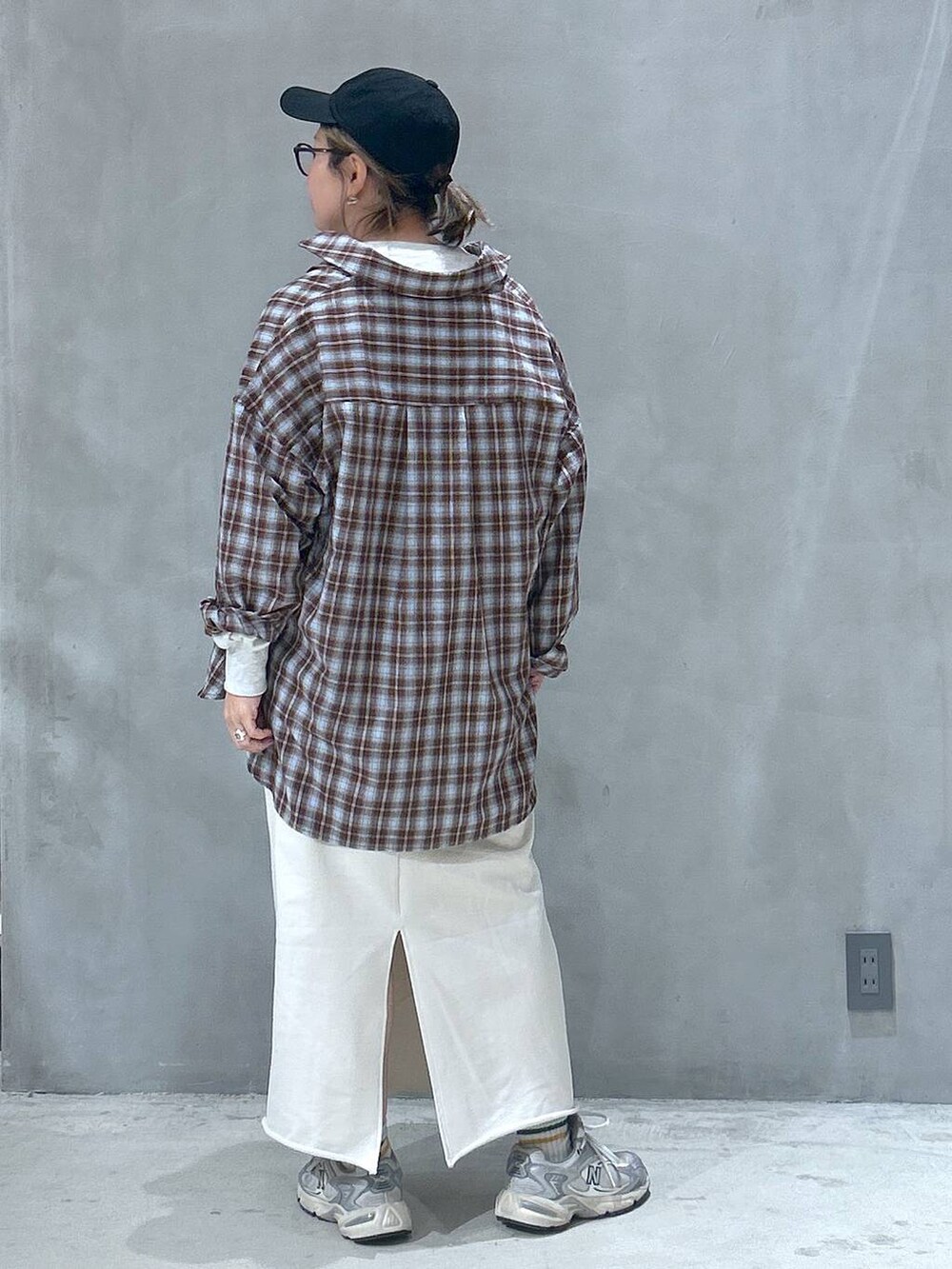 ベージュ系のスウェット、ブラウン系のシャツ/ブラウス、ホワイト系のスカートを着用したレディースの冬コーディネートの5枚目の写真