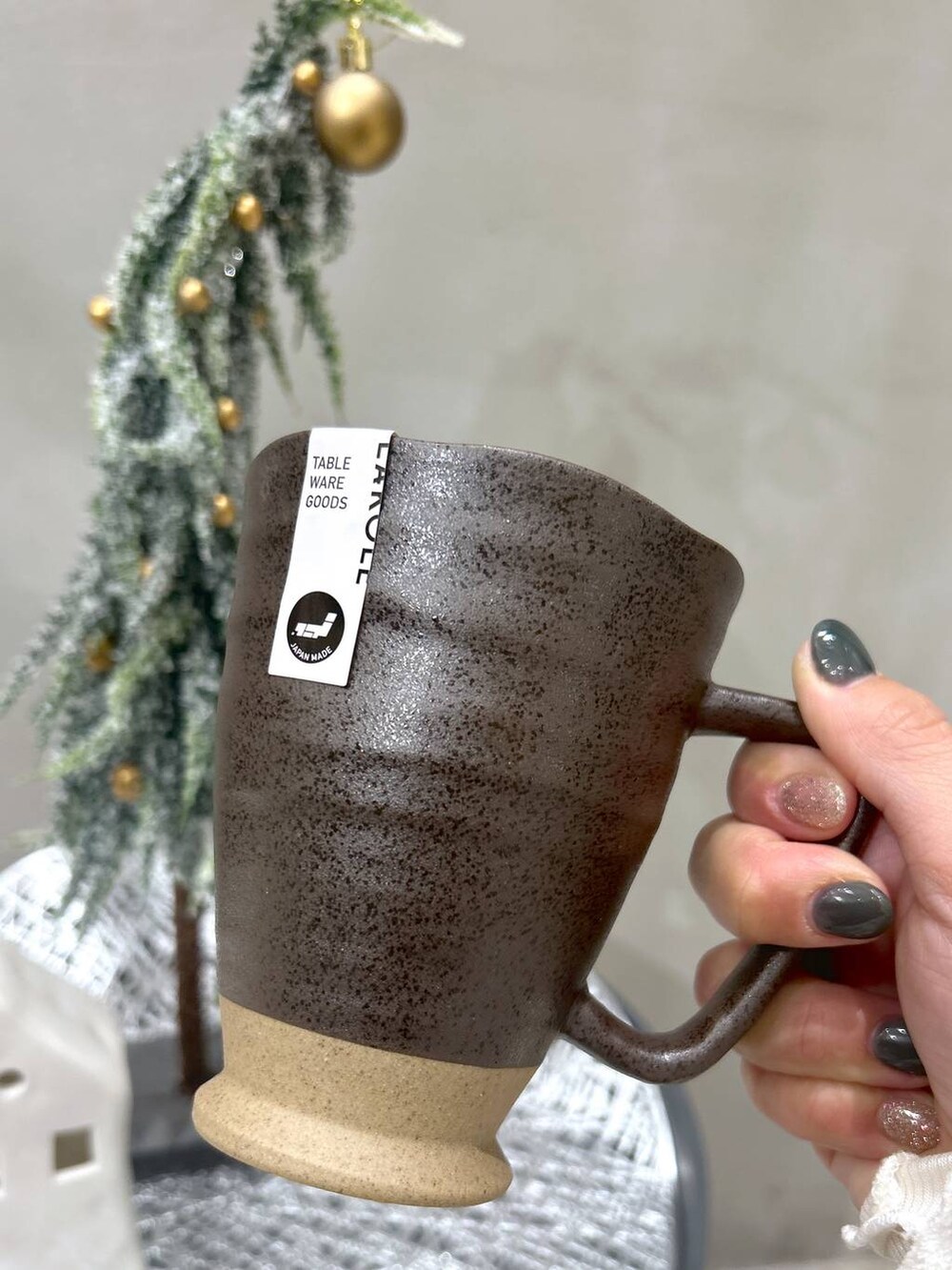 ブラック系のニット/セーター、ブルー系のデニムパンツ、ブラック系のスニーカーを着用したレディースの秋コーディネートの6枚目の写真