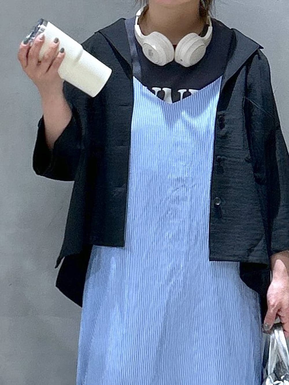 ブラック系のスニーカー、その他のショルダーバッグ、グレー系のTシャツ/カットソーを着用したレディースの春コーディネートの5枚目の写真