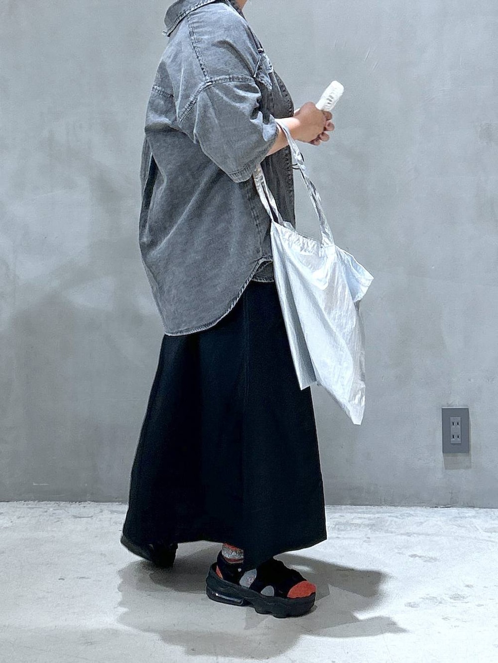 ブラック系のスカート、ブラック系のシャツ/ブラウス、その他のエコバッグ/サブバッグを着用したレディースの夏コーディネートの2枚目の写真