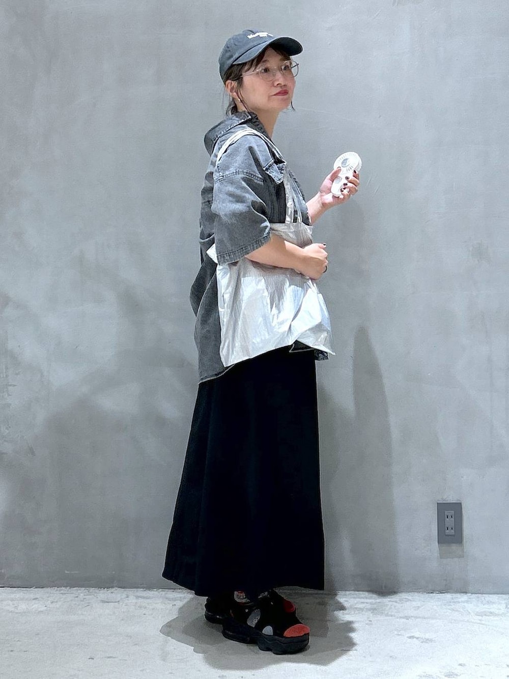 ブラック系のスカート、ブラック系のシャツ/ブラウス、その他のエコバッグ/サブバッグを着用したレディースの夏コーディネートの6枚目の写真