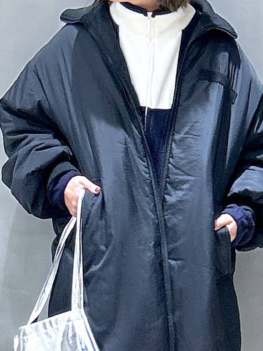 ブルー系のその他アウター、ホワイト系のスカート、ブラック系のミリタリージャケットを着用したレディースの冬コーディネートの3枚目の写真