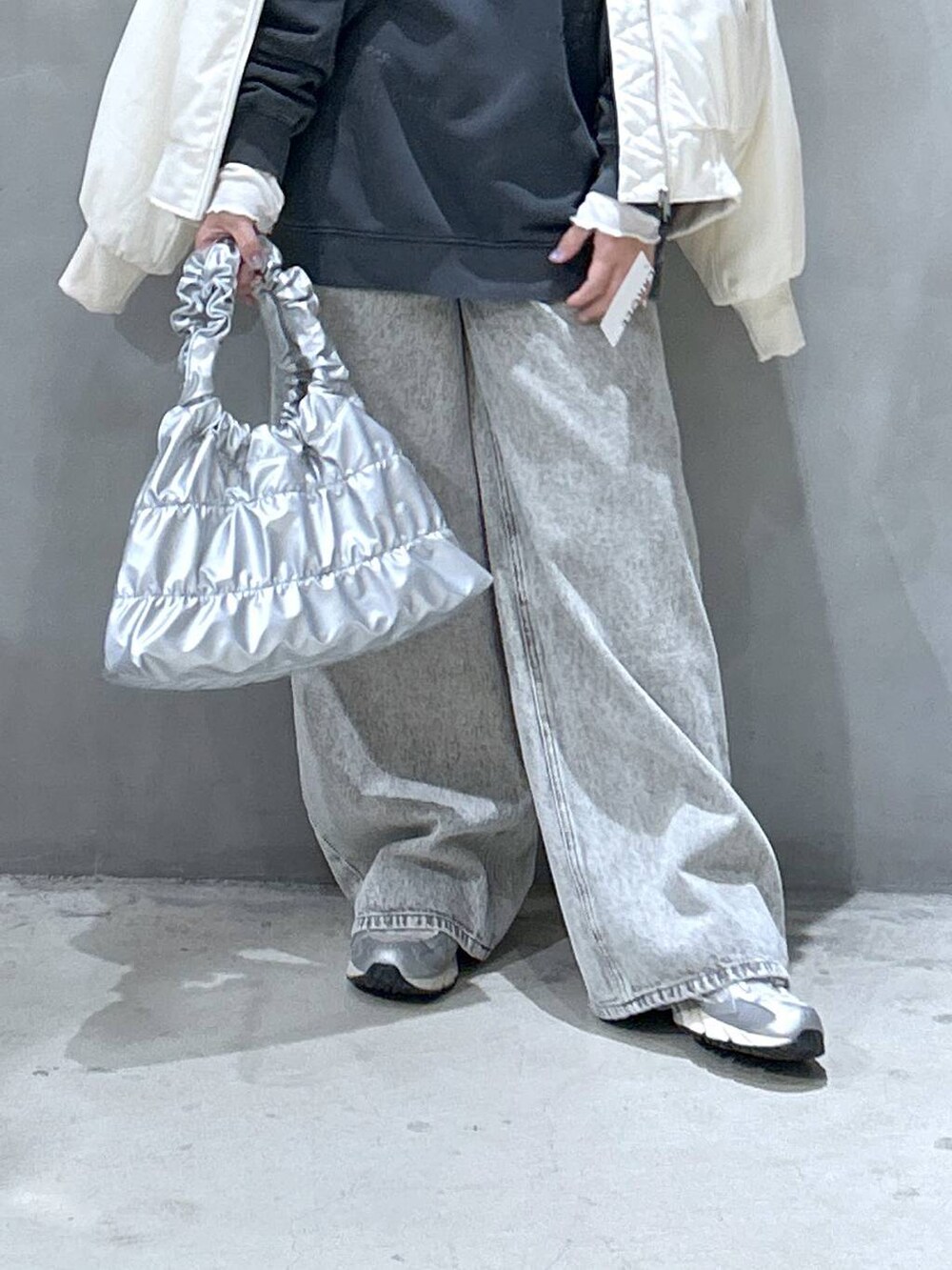 「デニムパンツ、体型カバー、ベーシック/シンプル、カジュアル、ママコーデ、着痩せ、ゆったり、メガネ、LAKOLE、着痩せ・細見え、シンプルコーデ、アウター」｜「LAKOLEのウエストフックデニムパンツ / 120686（デニムパンツ、グレー系）」を使った、asamiさん（レディース・155cm）の冬コーディネートの3枚目の写真