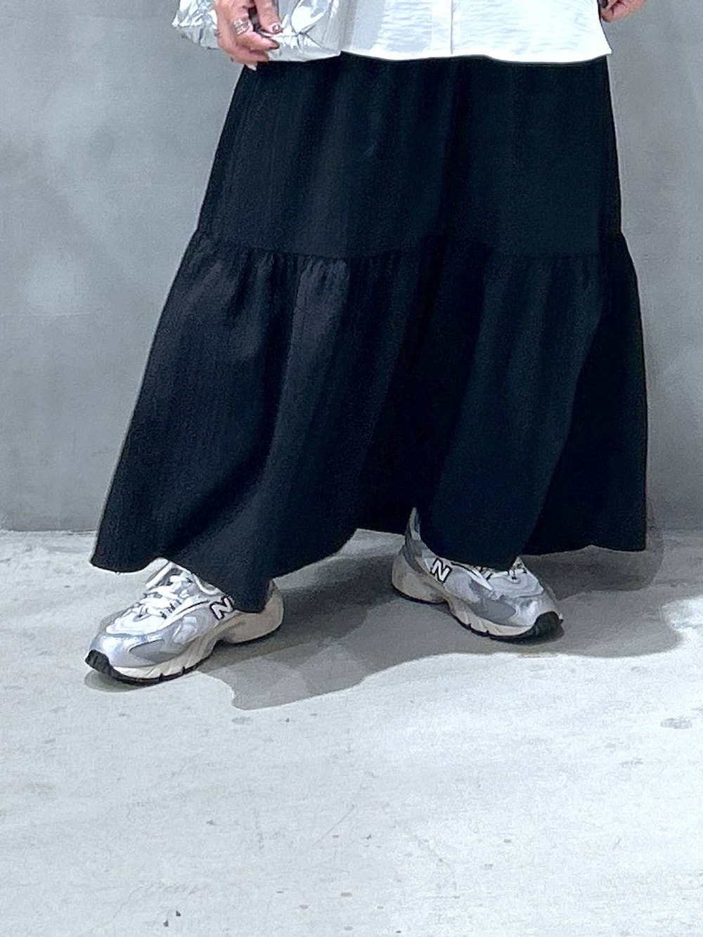 グレー系のスニーカー、ブラック系のワンピース、ホワイト系のシャツ/ブラウスを着用したレディースの秋コーディネートの4枚目の写真