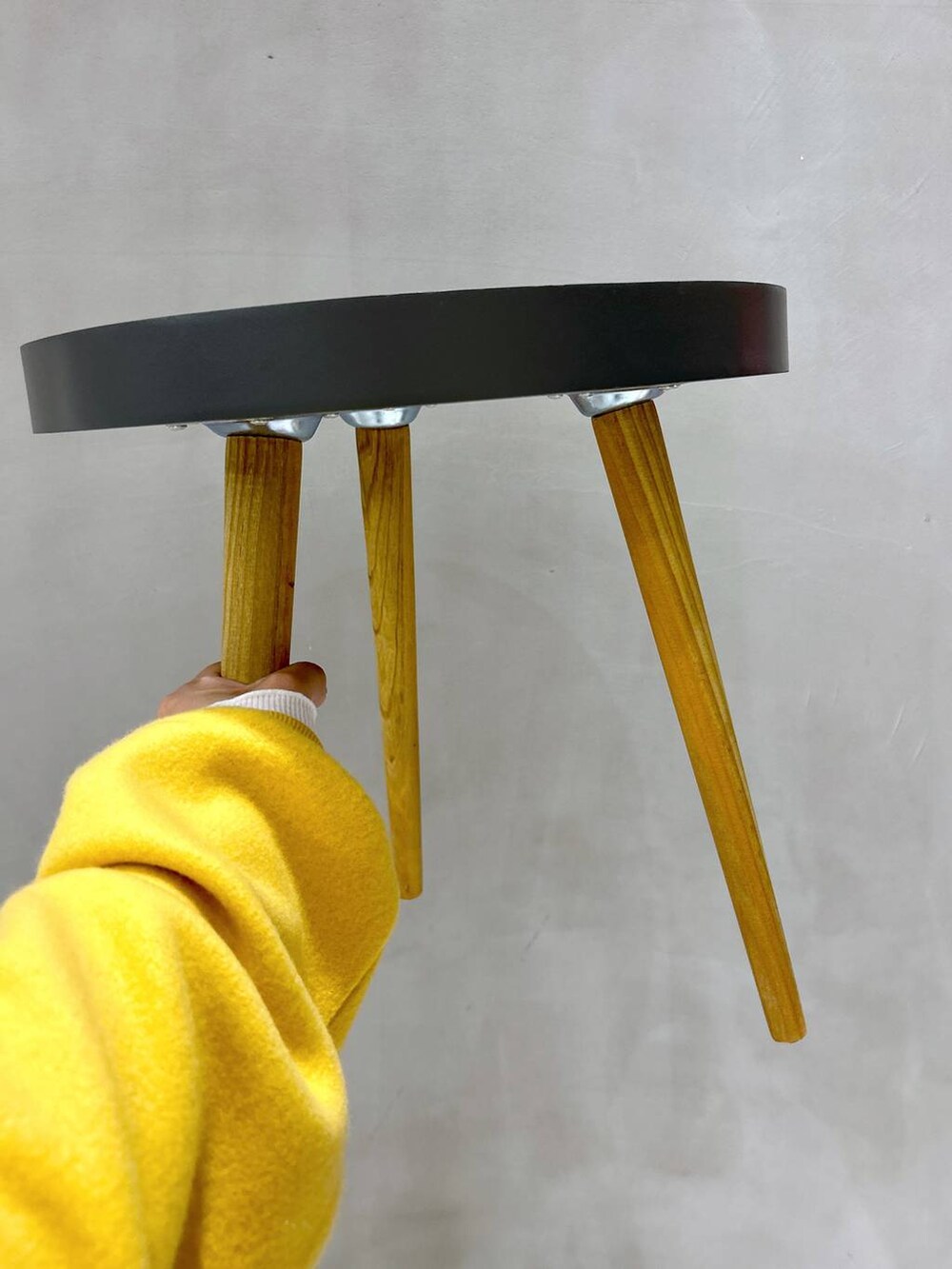 ベージュ系のTシャツ/カットソー、ブラック系のスニーカー、グレー系のその他パンツを着用したレディースの秋コーディネートの4枚目の写真