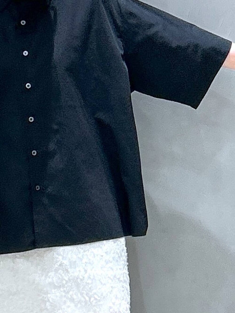 ブラック系のサンダル、ホワイト系のスカート、ブラック系のシャツ/ブラウスを着用したレディースの夏コーディネートの3枚目の写真