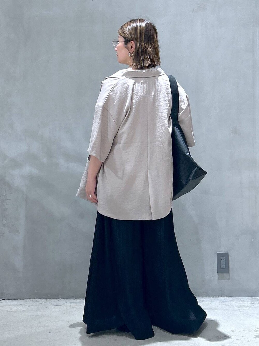 ブラック系のスニーカー、ブラック系のトートバッグ、ブラック系のその他パンツを着用したレディースの春コーディネートの2枚目の写真