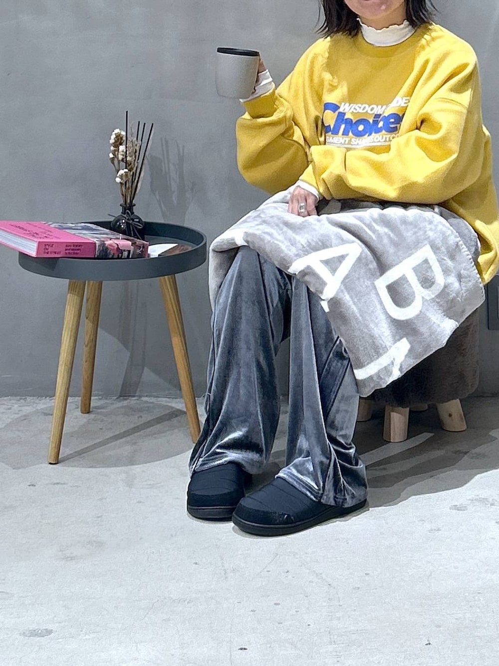 ベージュ系のTシャツ/カットソー、ブラック系のスニーカー、グレー系のその他パンツを着用したレディースの秋コーディネートの9枚目の写真