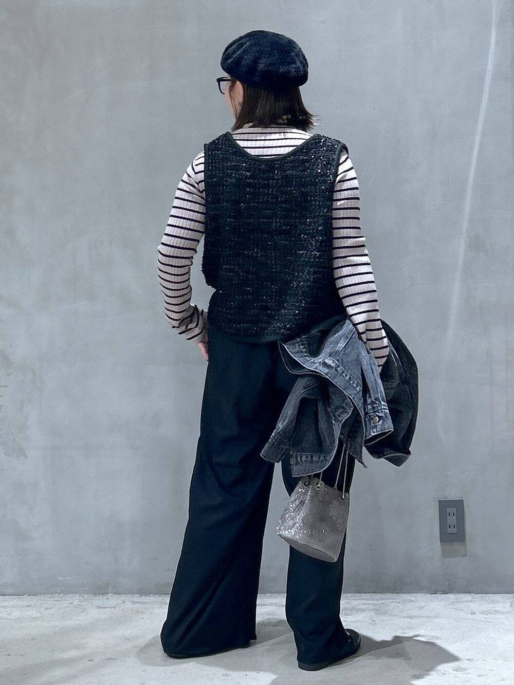 グレー系のショルダーバッグ、ブラック系のその他パンツ、ブラック系のローファーを着用したレディースの秋コーディネートの2枚目の写真