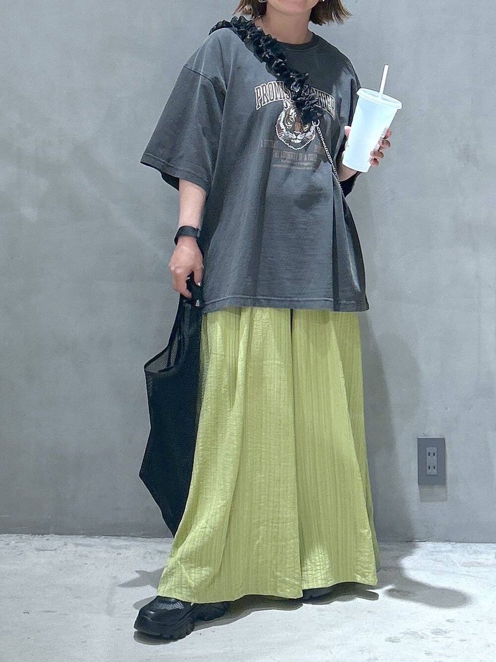 ブラック系のスニーカー、グリーン系のその他パンツ、グレー系のTシャツ/カットソーを着用したレディースの春コーディネートの4枚目の写真