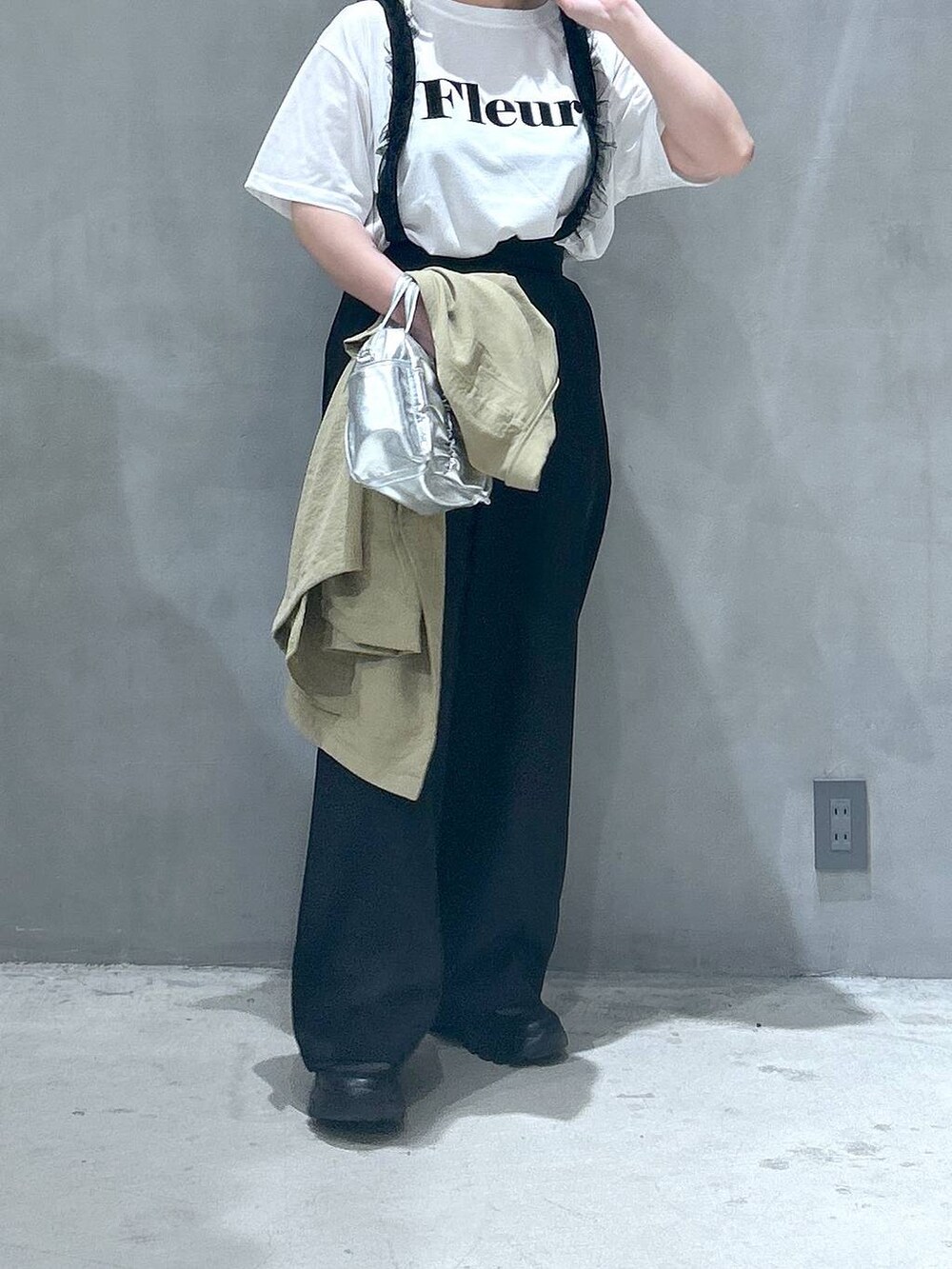 ブラック系のスニーカー、ブラック系のその他パンツ、ホワイト系のTシャツ/カットソーを着用したレディースの春コーディネートの3枚目の写真