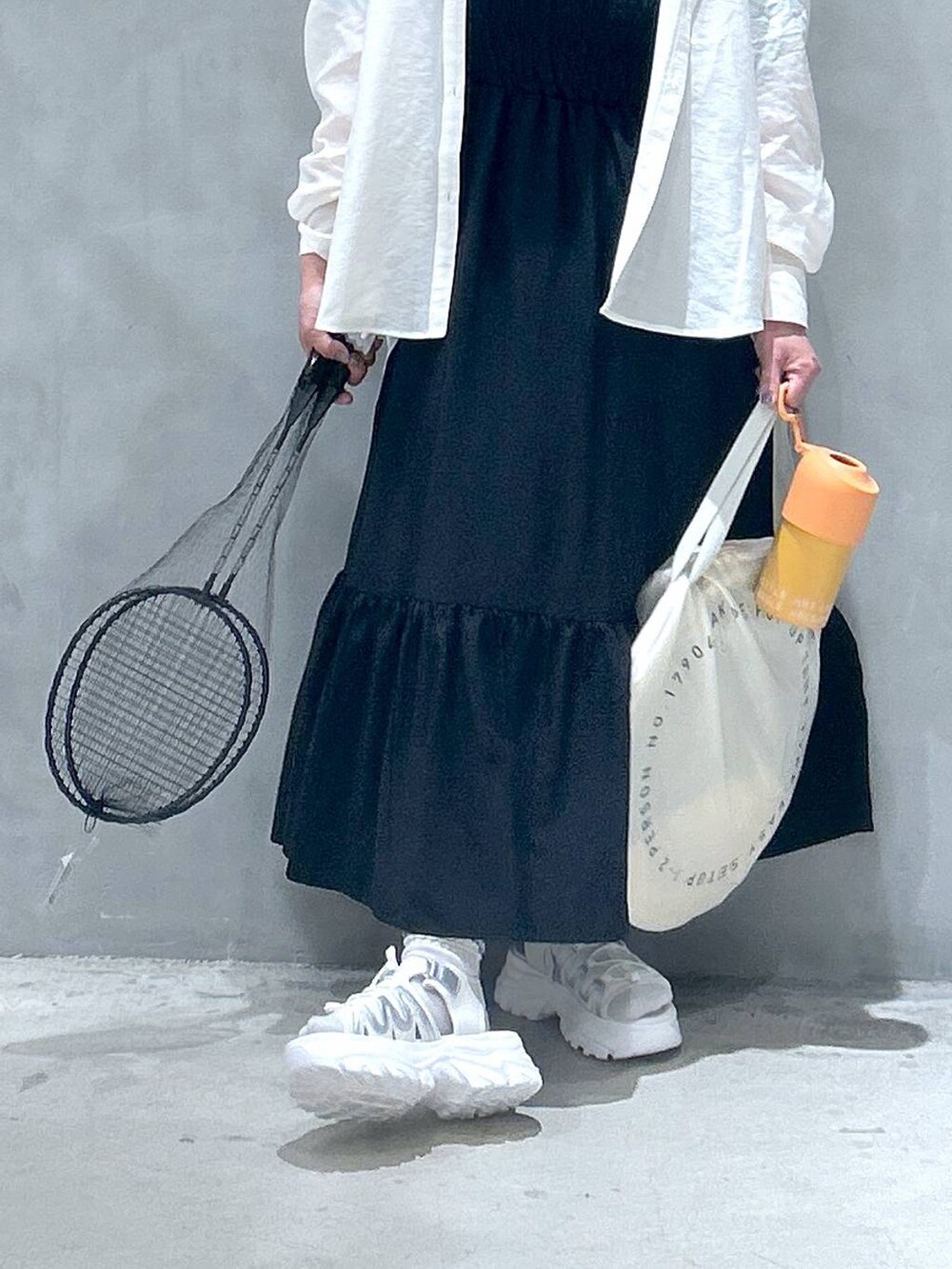 ホワイト系のシャツ/ブラウス、グレー系のTシャツ/カットソー、ブラック系のワンピースを着用したレディースの春コーディネートの3枚目の写真