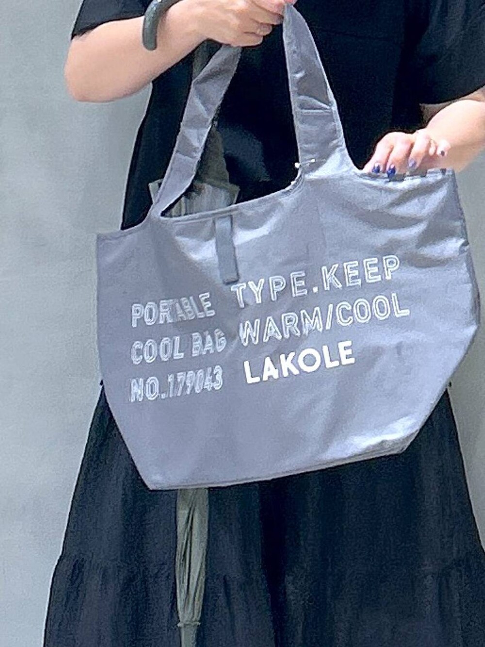 ブラック系のレインシューズ、ブラック系のTシャツ/カットソー、ブラック系のスカートを着用したレディースの夏コーディネートの3枚目の写真