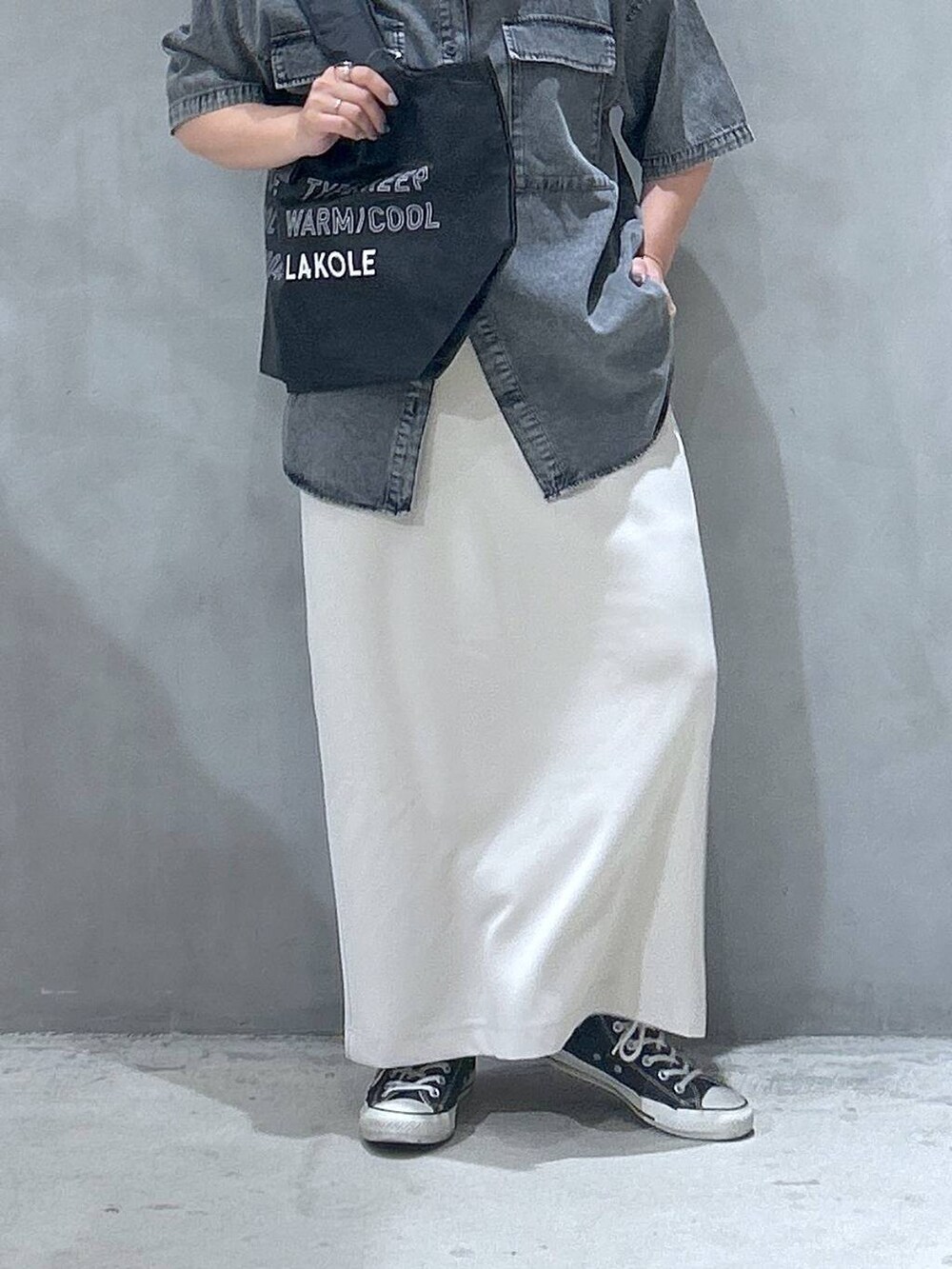 ベージュ系のスカート、ブラック系のシャツ/ブラウス、ブラック系のエコバッグ/サブバッグを着用したレディースの夏コーディネートの4枚目の写真