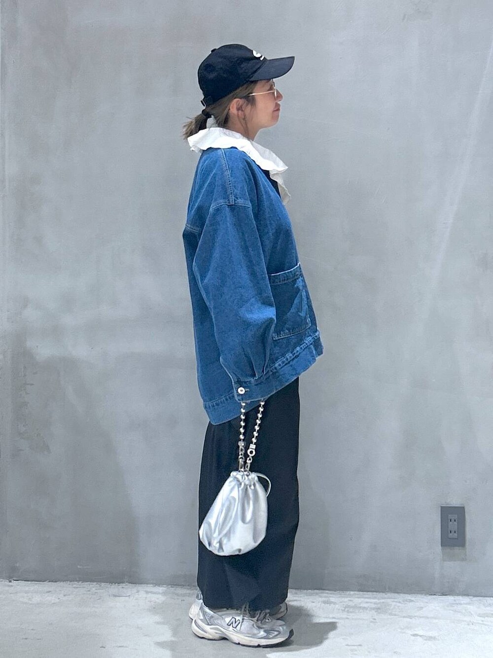 シルバー系のショルダーバッグ、ブルー系のデニムジャケット、ホワイト系のシャツ/ブラウスを着用したレディースの冬コーディネートの5枚目の写真