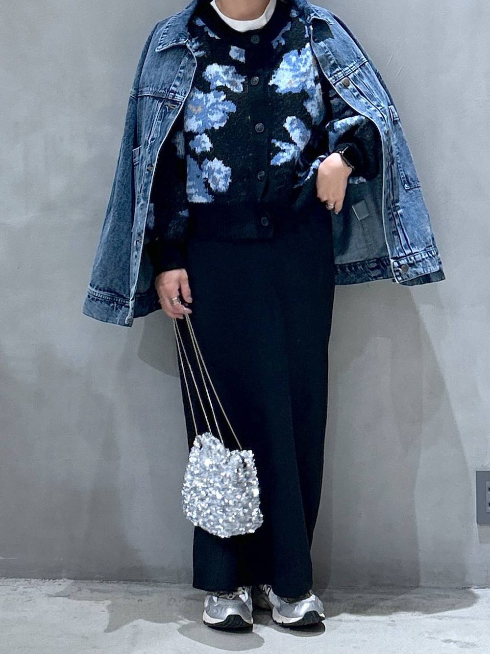 グレー系のスニーカー、ブラック系のカーディガン/ボレロ、ブルー系のデニムジャケットを着用したレディースの秋コーディネートの6枚目の写真