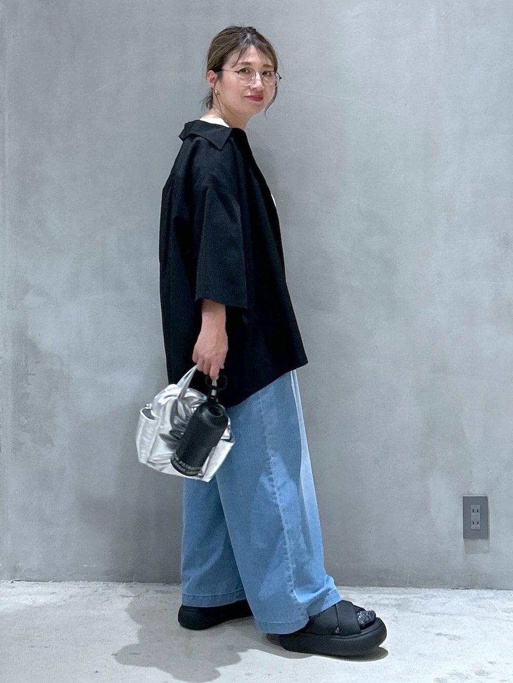 その他のショルダーバッグ、ブラック系のサンダル、ホワイト系のTシャツ/カットソーを着用したレディースの夏コーディネートの5枚目の写真