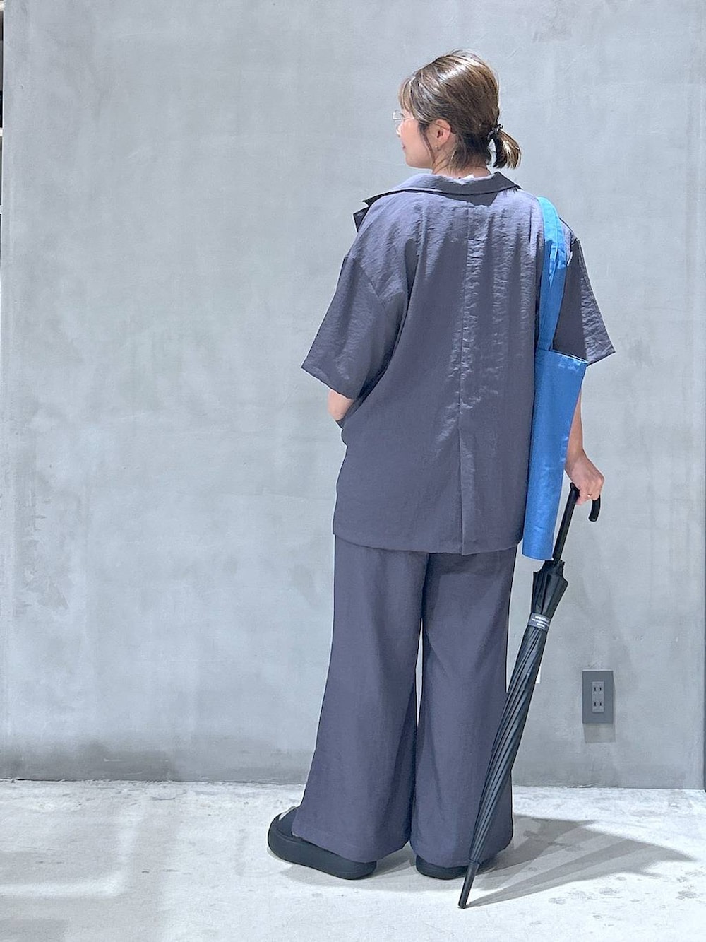 ブラック系のサンダル、ブルー系のトートバッグ、ベージュ系のテーラードジャケットを着用したレディースの夏コーディネートの2枚目の写真