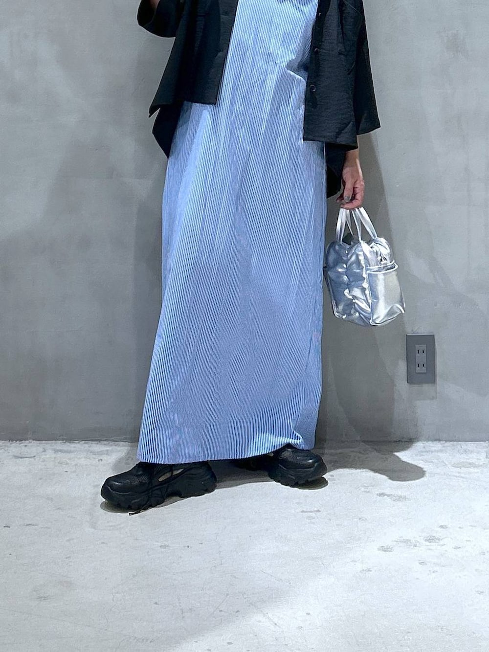 ブラック系のスニーカー、その他のショルダーバッグ、グレー系のTシャツ/カットソーを着用したレディースの春コーディネートの4枚目の写真