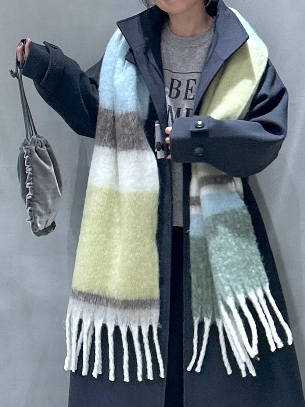 「体型カバー、ベーシック/シンプル、カジュアル、ママコーデ、着痩せ、ゆったり、メガネ、LAKOLE、着痩せ・細見え、シンプルコーデ、コート、アウター、低身長」｜「LAKOLEのウーリーテックスタンドコート / 116704（ステンカラーコート、グレー系）」を使った、asamiさん（レディース・155cm）の秋コーディネートの2枚目の写真