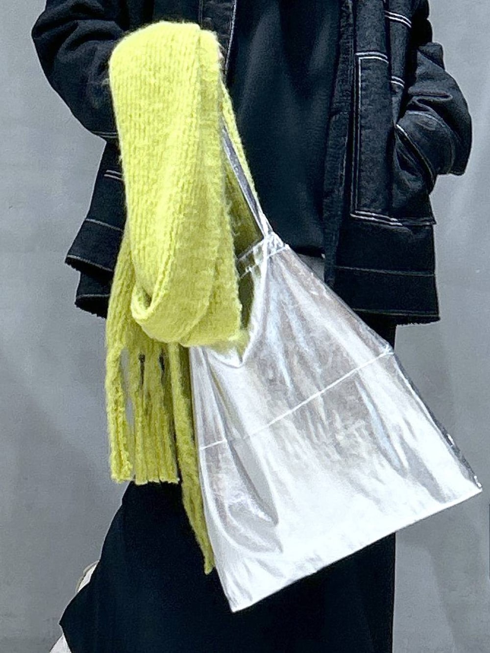 「体型カバー、ベーシック/シンプル、カジュアル、デニムジャケット、ママコーデ、着痩せ、ゆったり、メガネ、LAKOLE、着痩せ・細見え、シンプルコーデ、アウター」｜「LAKOLEの3パーテーショントートバッグ / 110642（トートバッグ、シルバー系）」を使った、asamiさん（レディース・155cm）の冬コーディネートの5枚目の写真