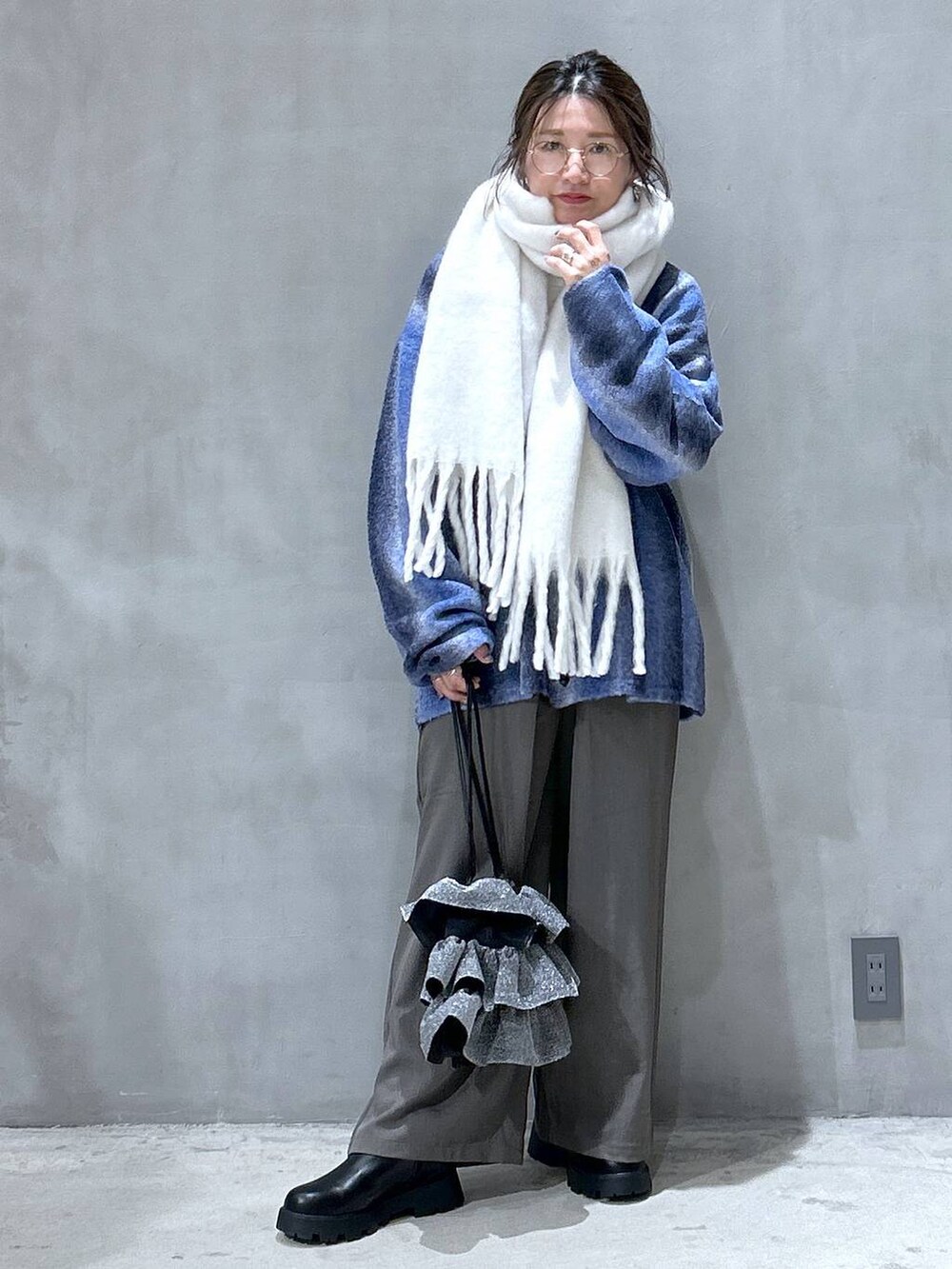 ブルー系のカーディガン/ボレロ、ベージュ系のその他パンツ、シルバー系のショルダーバッグを着用したレディースの冬コーディネートの4枚目の写真