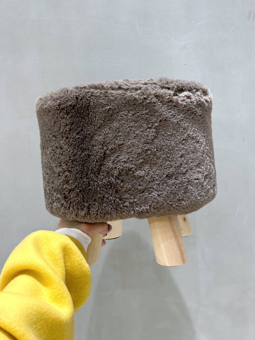 ベージュ系のTシャツ/カットソー、ブラック系のスニーカー、グレー系のその他パンツを着用したレディースの秋コーディネートの5枚目の写真