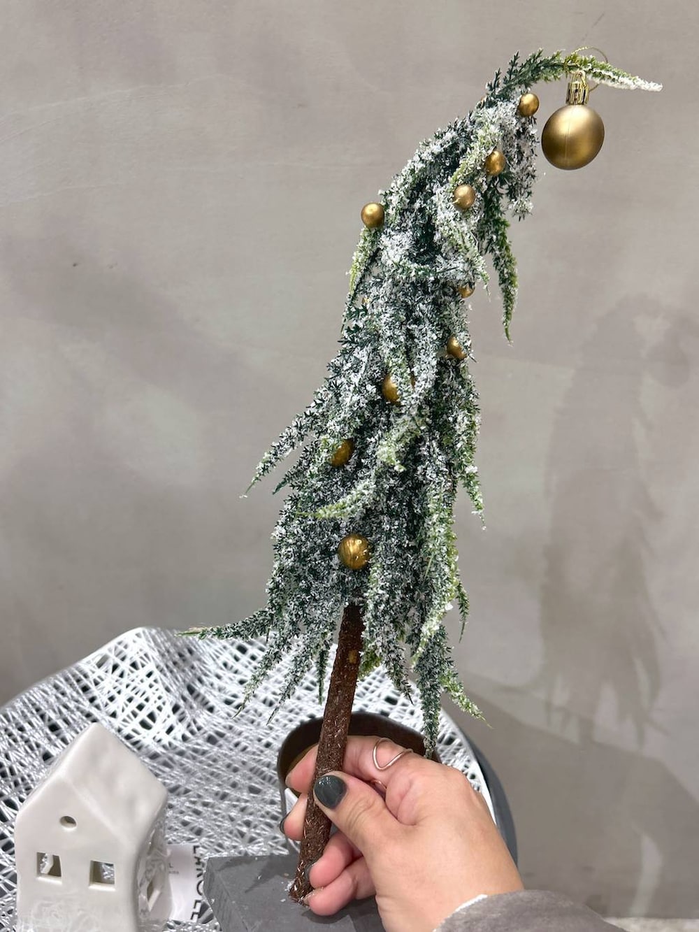 ブラック系のニット/セーター、ブルー系のデニムパンツ、ブラック系のスニーカーを着用したレディースの秋コーディネートの8枚目の写真