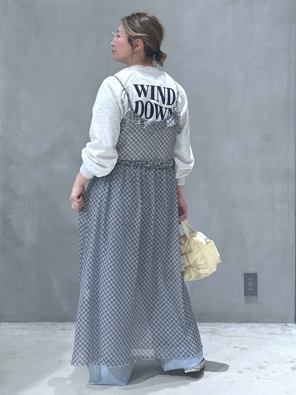 ブルー系のデニムパンツ、ベージュ系のスウェット、ブルー系のワンピースを着用したレディースの春コーディネートの2枚目の写真