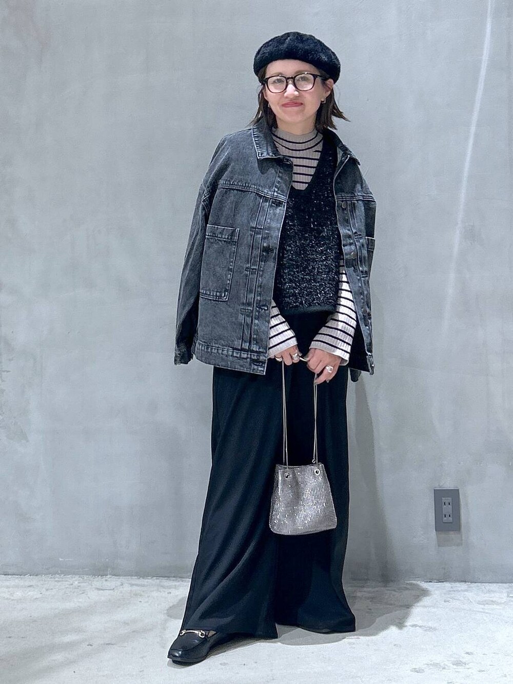 グレー系のショルダーバッグ、ブラック系のその他パンツ、ブラック系のローファーを着用したレディースの秋コーディネートの5枚目の写真