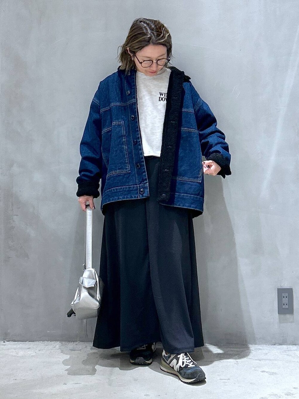 ブラック系のスカート、その他のショルダーバッグ、ブルー系のブルゾンを着用したレディースの冬コーディネートの6枚目の写真