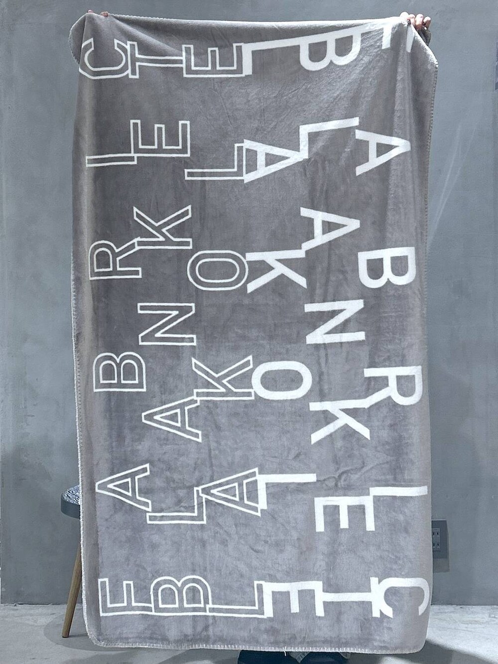 ブラック系のニット/セーター、ブルー系のデニムパンツ、ブラック系のスニーカーを着用したレディースの秋コーディネートの9枚目の写真