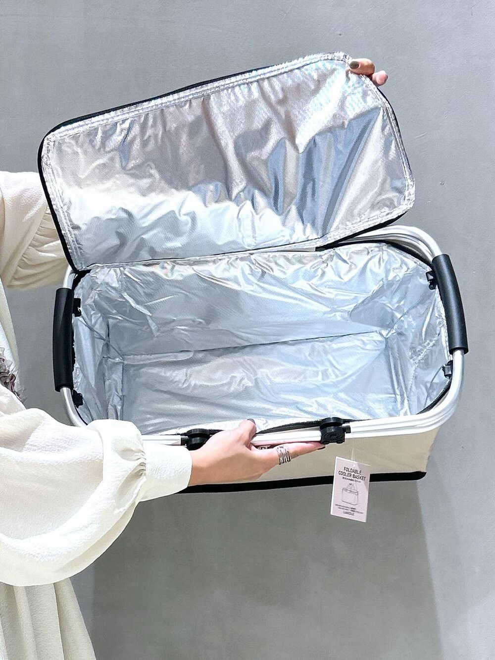 ブルー系のデニムパンツ、ホワイト系のチュニック、その他のサングラスを着用したレディースの秋コーディネートの5枚目の写真