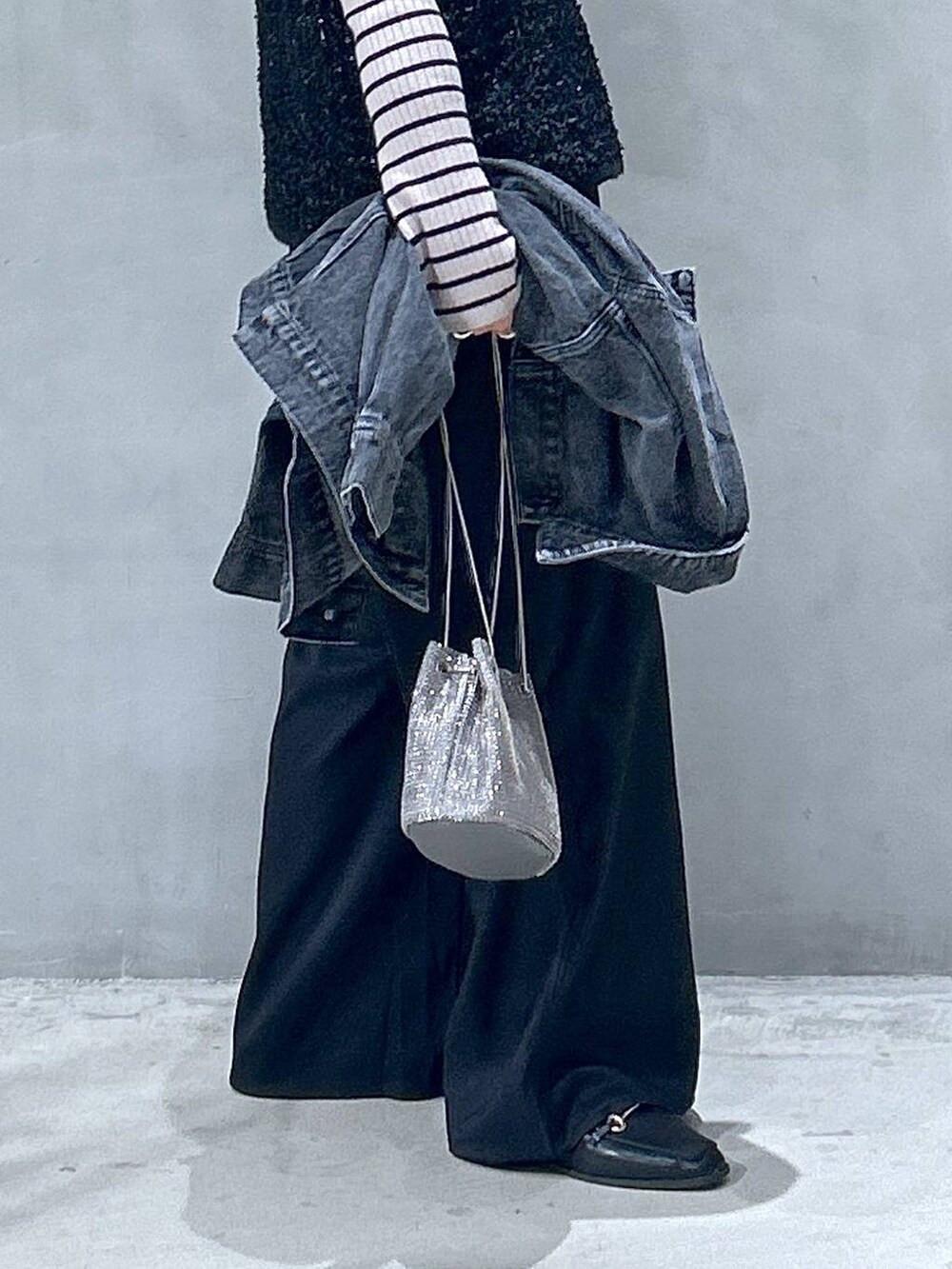 グレー系のショルダーバッグ、ブラック系のその他パンツ、ブラック系のローファーを着用したレディースの秋コーディネートの4枚目の写真