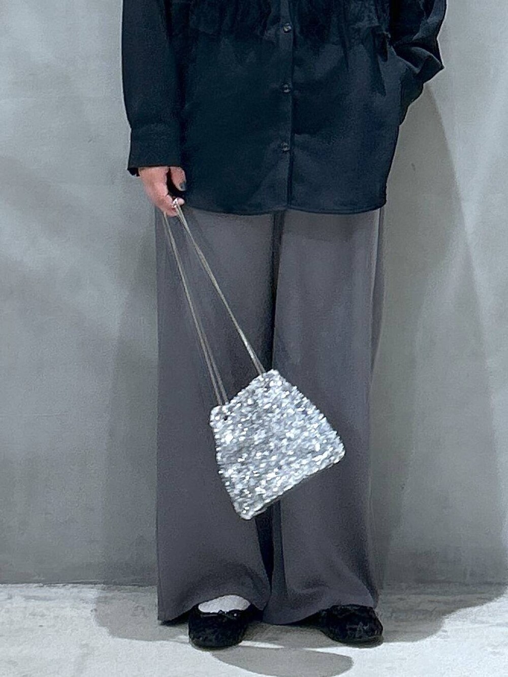 ブラック系のパンプス、その他のショルダーバッグ、グレー系のその他パンツを着用したレディースの春コーディネートの3枚目の写真