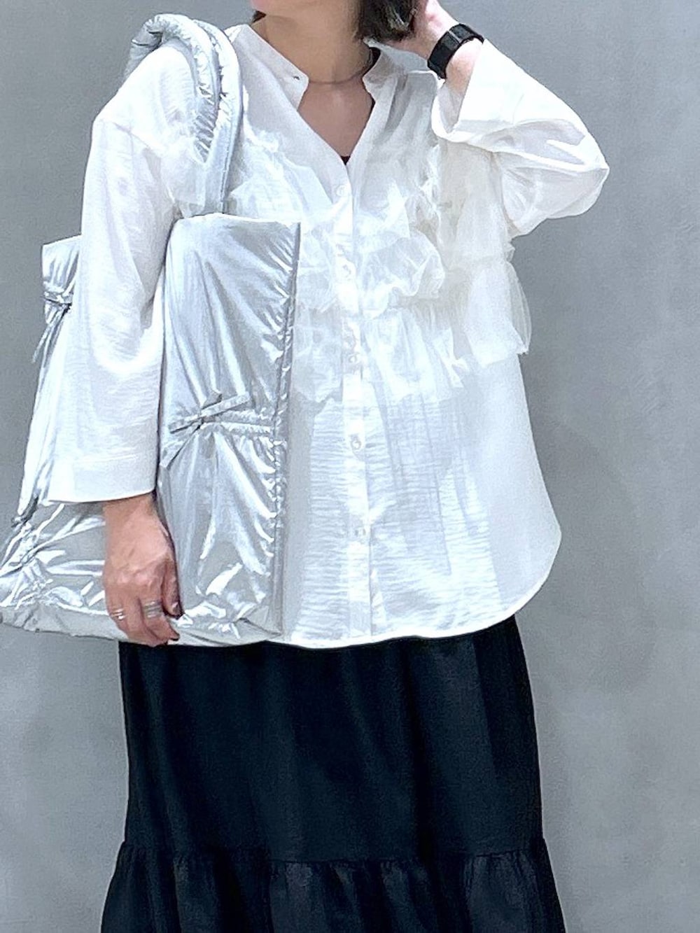 グレー系のスニーカー、ブラック系のワンピース、ホワイト系のシャツ/ブラウスを着用したレディースの秋コーディネートの3枚目の写真