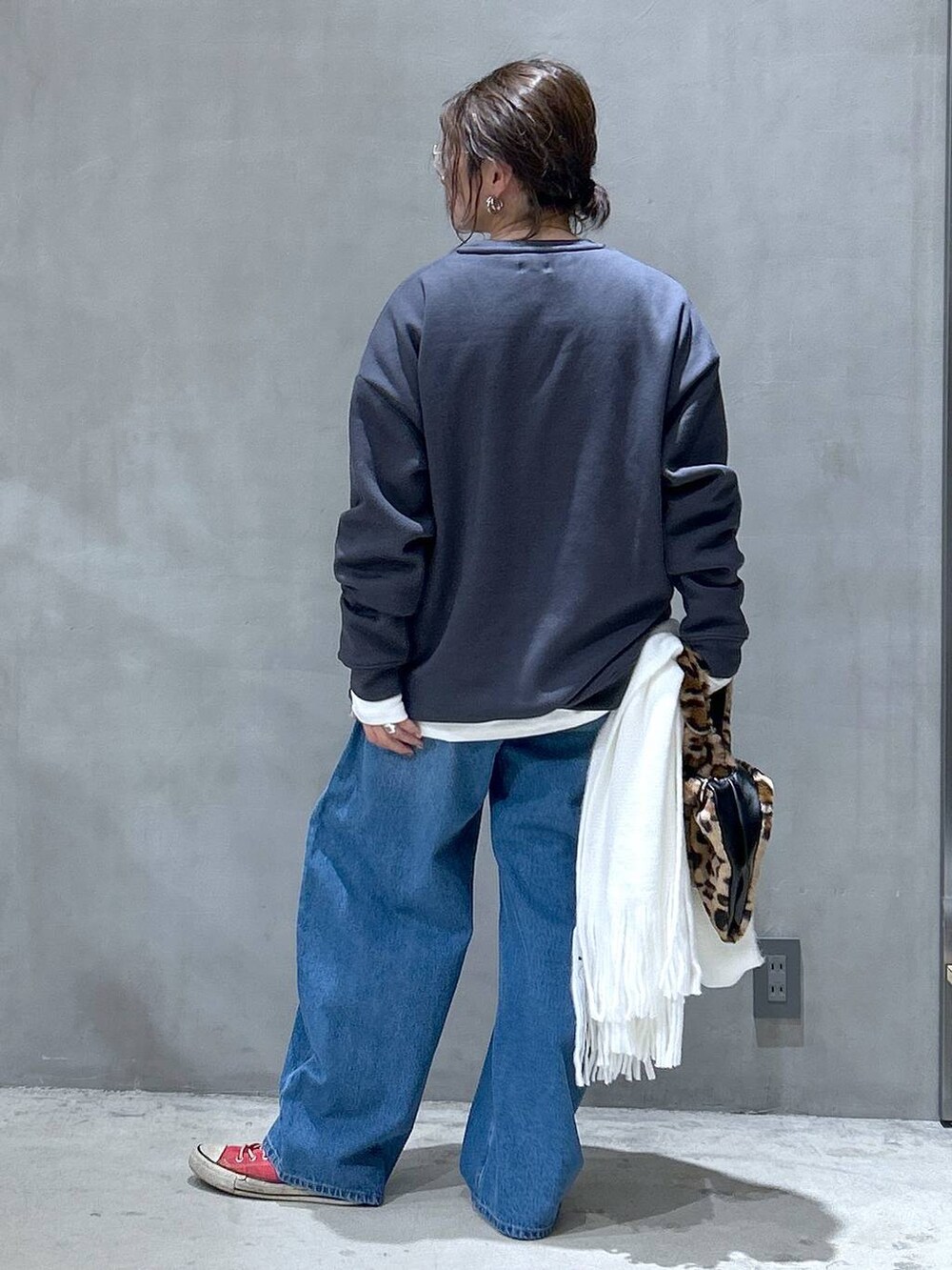 その他のショルダーバッグ、ブルー系のデニムパンツ、ホワイト系のTシャツ/カットソーを着用したレディースの秋コーディネートの2枚目の写真